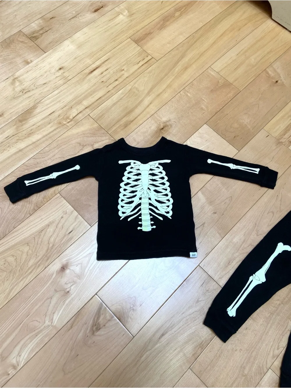 GAP kids 12-18m Black Glow in the dark Halloween Skeleton Pajama Set